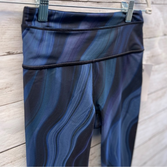 NEW Size XS Athleta Accelerate Geode Crop Blue High Rise Capri Leggings - Picture 2 of 10